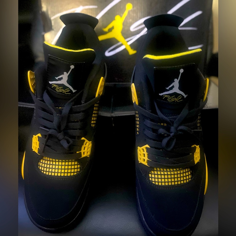 JORDAN 4 RETRO (THUNDER) SIZE 11 BRAND NEW